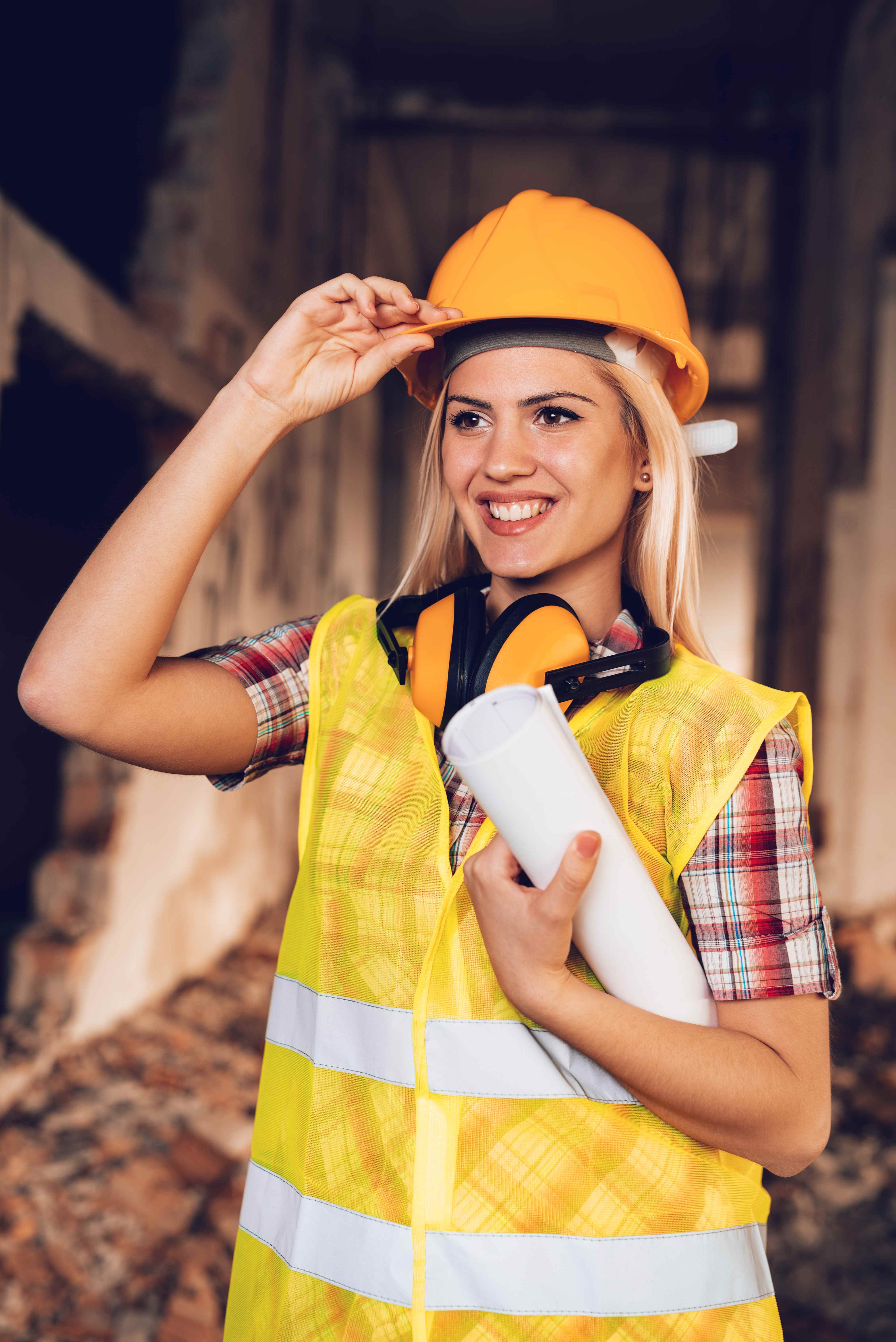 Handwerkerin mit Schutzhelm und Plänen - Digitale Lösungen für das Handwerk